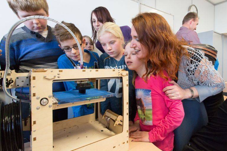 Video: leerlingen programmeren tankwagen