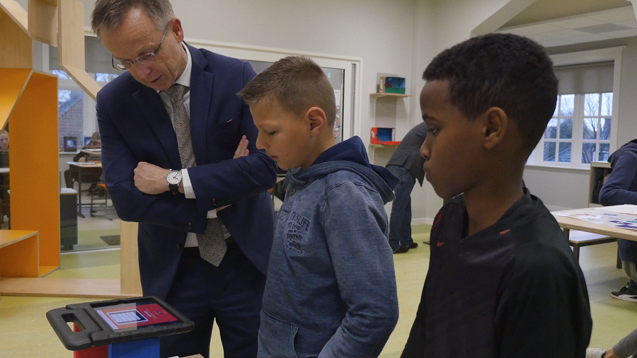 Commissaris van de Koning René Paas volgt een les digitale geletterdheid in CBS De Regenboog in Bedum