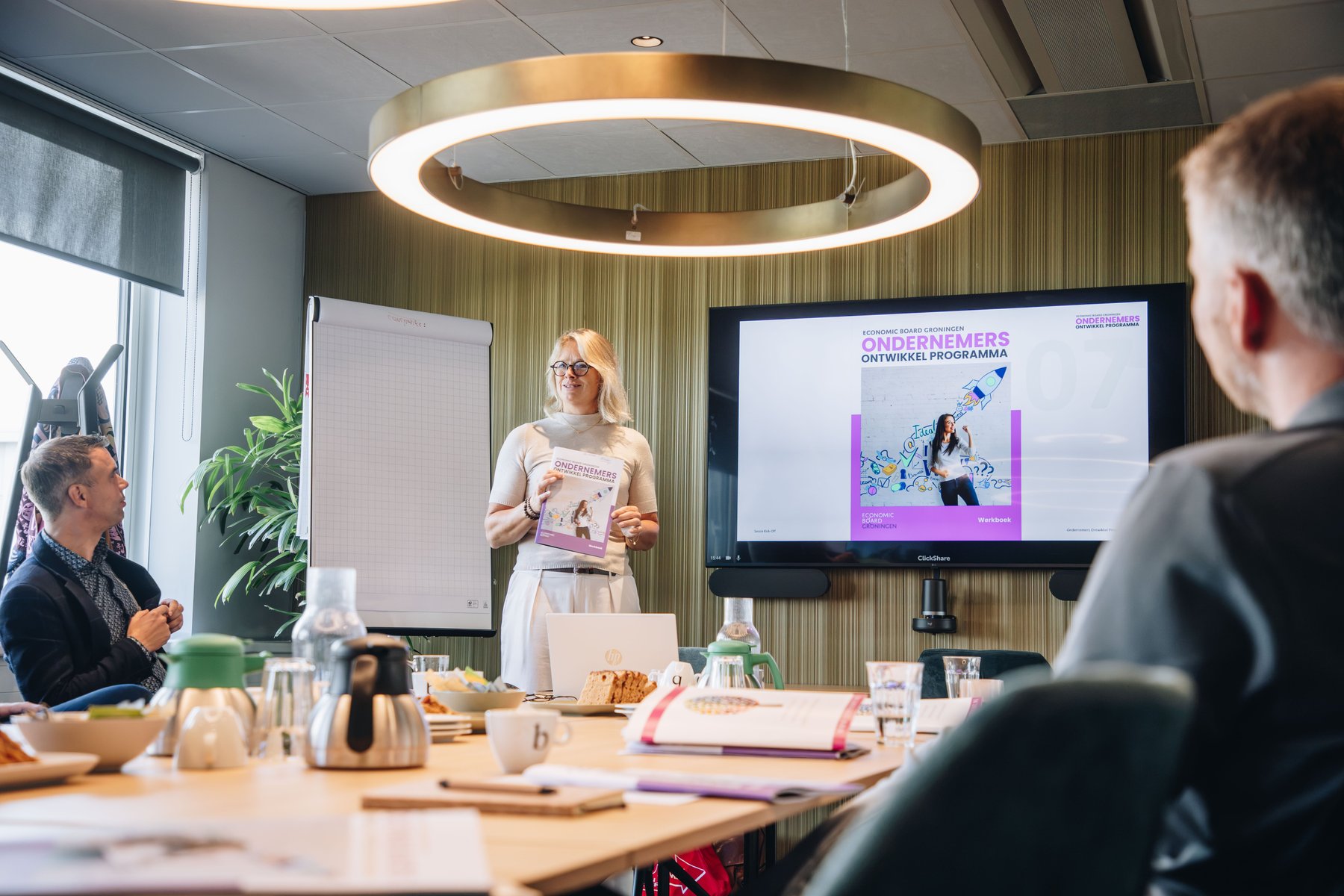 Deelnemer met het OOP-werkboek tijdens de kick-off sessie